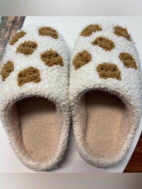 COZY CREAM SLIPPERS WITH TEDDYBEAR PATTERN